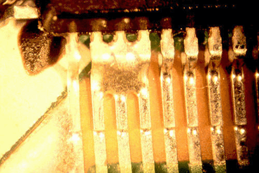 Figure 6: Shorting at the top of the pins on a QFP